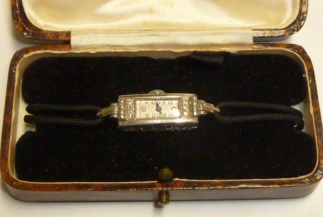 VINTAGE PLATINUM LADIES WATCH DIAMONDS (1 of 4)