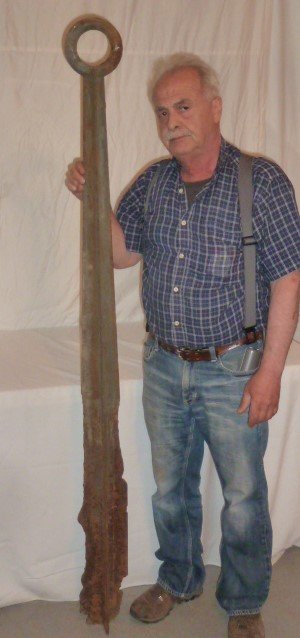 19TH C. IRON HITCHING POST W/RING TOP (1 of 4)