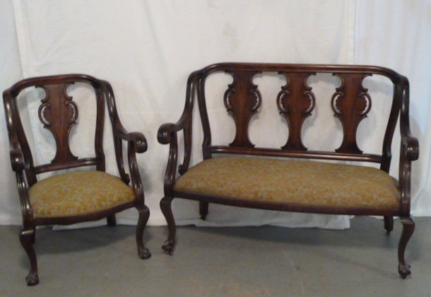 MAHOGANY SETTEE AND CHAIR PARLOR SET 1900'S: SHOWING A CIRCA 1900'S MAHOGANY PARLOR SET , SETTEE MEASURES 46" WIDE BY 36" HIGH AND 21" DEEP . BOTH PIECES HAVE CLAW FEET AND SHAPED ARMS. AS FOUND ESTATE CONDITION.PLEASE USE PHOTOS AS PART OF THE 
