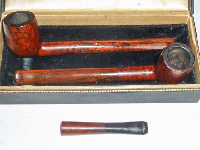 VINTAGE SET OF DUNHILL PIPES & CIGARETTE HOLDER: SHOWING A VINTAGE SET OF TWO DUNHILL BURLED SMOKING PIPES TOGETHER WITH A CIGARETTE HOLDER . PIPES ARE SIGNED AND IN FINE CONDITION, THEY COME WITH A DUNHILL PIPE BOX . AS FOUND ESTATE CONDITION.PLEAS