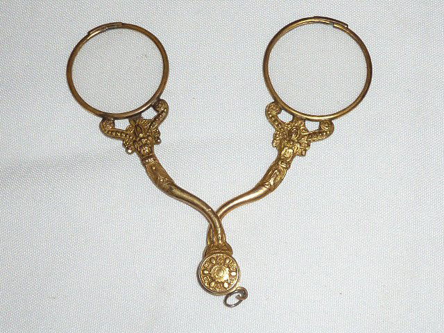 ANTIQUE LORGNETTE EYEGLASSES ORNATE: SHOWING A ORNATE BRASS OR BRONZE LORGNETTE OR EYEGLASSES USED AS OPERA GLASSES ? NICE DETAIL IN THE FRAME . NO DAMAGE . MEASURE 4" CLOSED AND 8" OPENED ALL THE WAY (SEE PHOTOS).AS FOUND ESTATE CONDITI