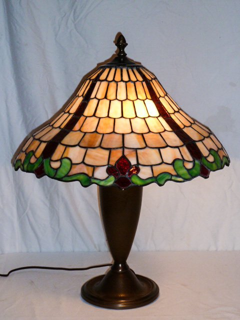 CHICAGO MOSAIC LEADED GLASS TABLE LAMP (1 of 6)