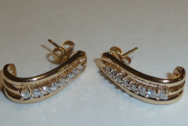 PAIR OF 14KT LADIES DIAMOND EARRINGS (1 of 3)