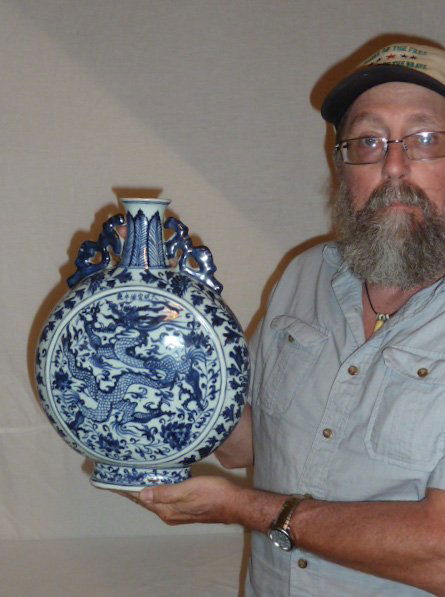 CHINESE BLUE & WHITE VESSEL WITH DRAGON MOTIF (1 of 6)