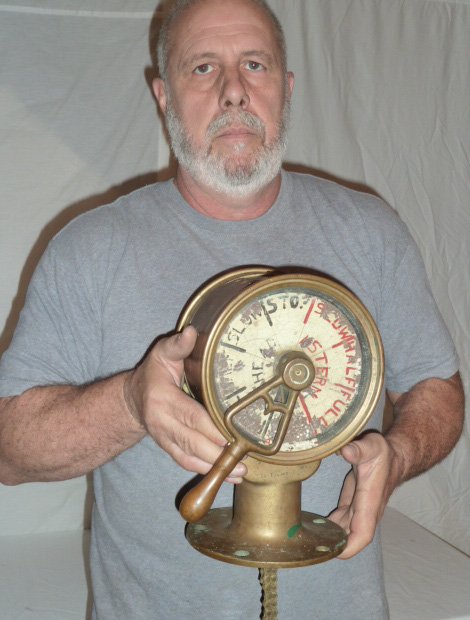 ANTIQUE SHIPS ENGINE ROOM COMMUNICATOR: SHOWING A ANTIQUE BRASS MECHANICAL ENGINE ROOM COMMUNICATOR OR ENGINE ORDER TELEGRAPH . MEASURES 11 3/4" HIGH 7 1/2" WIDE AND 6" DEEP. AS FOUND ESTATE CONDITION.PLEASE USE PHOTOS AS PART OF THE DESCRI