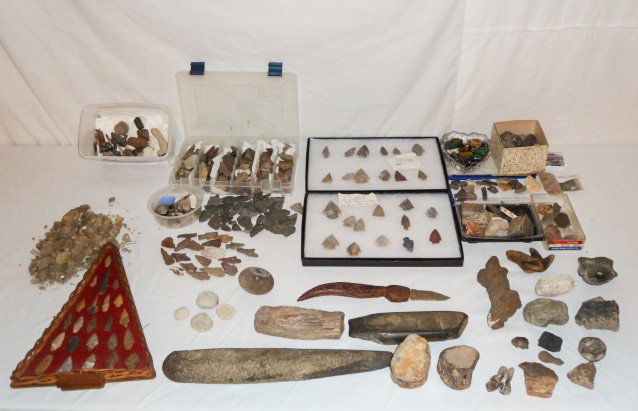 COLLECTION NATIVE AMERICAN ARROW HEADS ETC.: SHOWING A FAMILY COLLECTION OF NATIVE AMERICAN ARROW HEADS , POINTS , BANNER STONE ,STONE TOOLS, INDIAN WEAPON, AND SO MUCH MORE , FROM THE HILLS OF OKLAHOMA AND TEXAS. OVER 200 PIECES .AS FOUND ESTAT