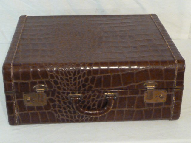 VINTAGE ALLIGATOR SUITCASE ORIGINAL INTERIOR (1 of 6)