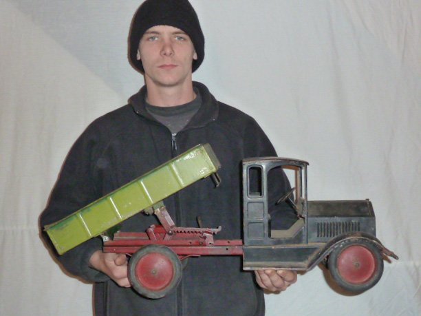 1920/30'S STURDITOYS PRESSED STEEL DUMP TRUCK (1 of 7)
