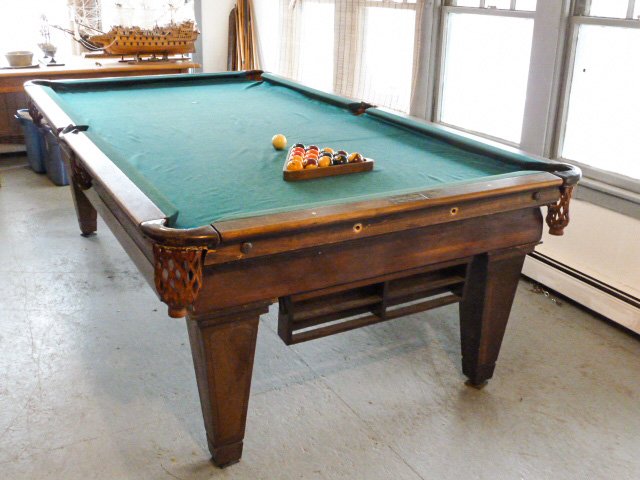 BRUNSWICH-BALKE-COLLENDER REGULATION POOL TABLE (1 of 10)
