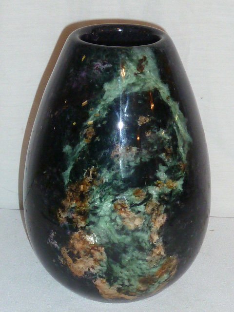 VINTAGE MODERNE MULTI-COLORED ART GLASS VASE: SHOWING A VINTAGE MODERNE MULTI-COLORED ART GLASS VASE . MEASURES 9' TALL BY 6" AT WIDEST POINT . AS FOUND ESTATE CONDITION.PLEASE USE PHOTOS AS PART OF THE DESCRIPTION. THE ABSENCE OF A CONDITION REP