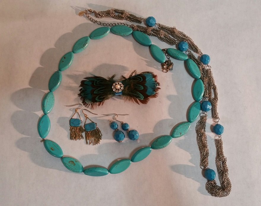 Turquoise lot: Lot of turquoise coloured bead fashion jewelry.