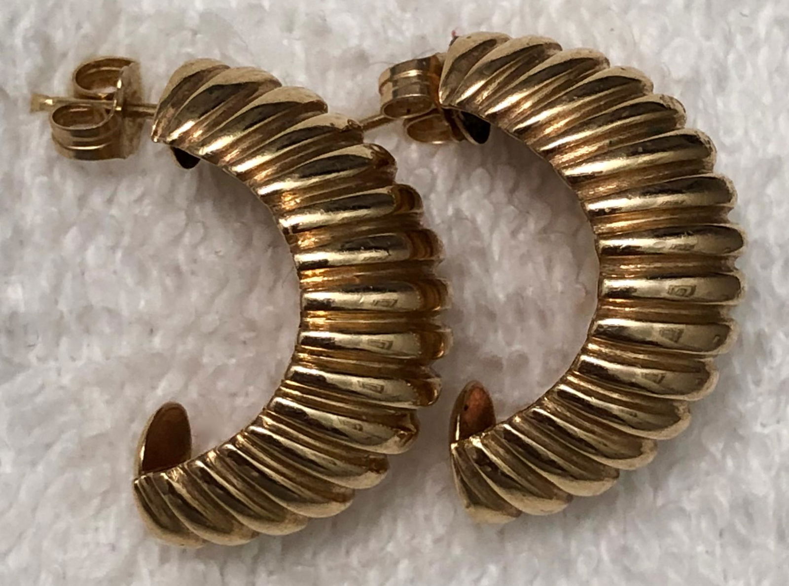 Vintage 14k Yellow Gold Shrimp Ribbed Hoop Earrings (1 of 3)