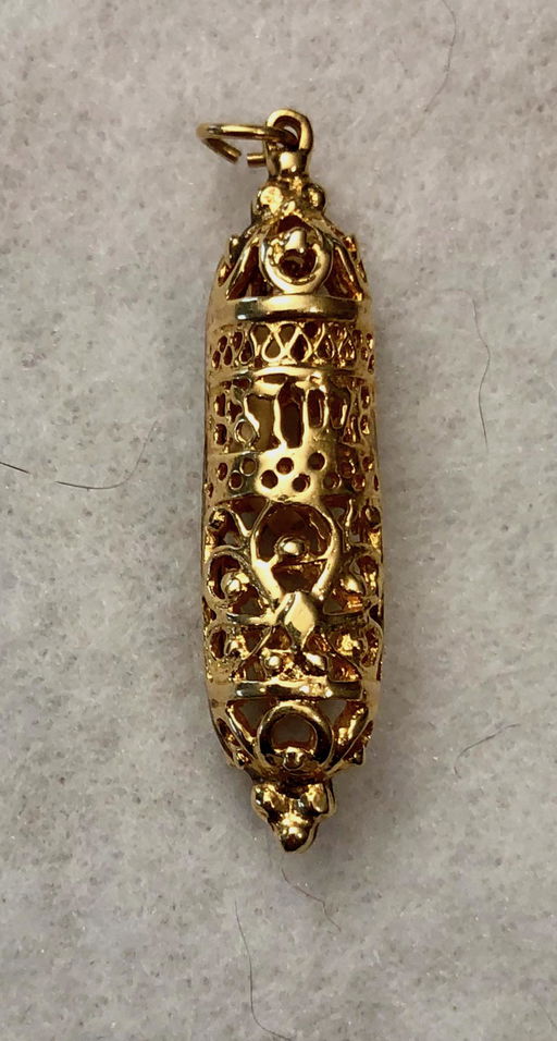 14k Yellow Gold Filigree Mezuzah Pendant Charm Dec 09 2019 Kensington Estate Auction In Ny - 14k Yellow Gold Mezuzah Pendant 14k Yellow Gold Filigree Mezuzah Pendant Charm Dec 09 2019 Kensington Estate Auction In Ny - 14k Yellow Gold Mezuzah Pendant