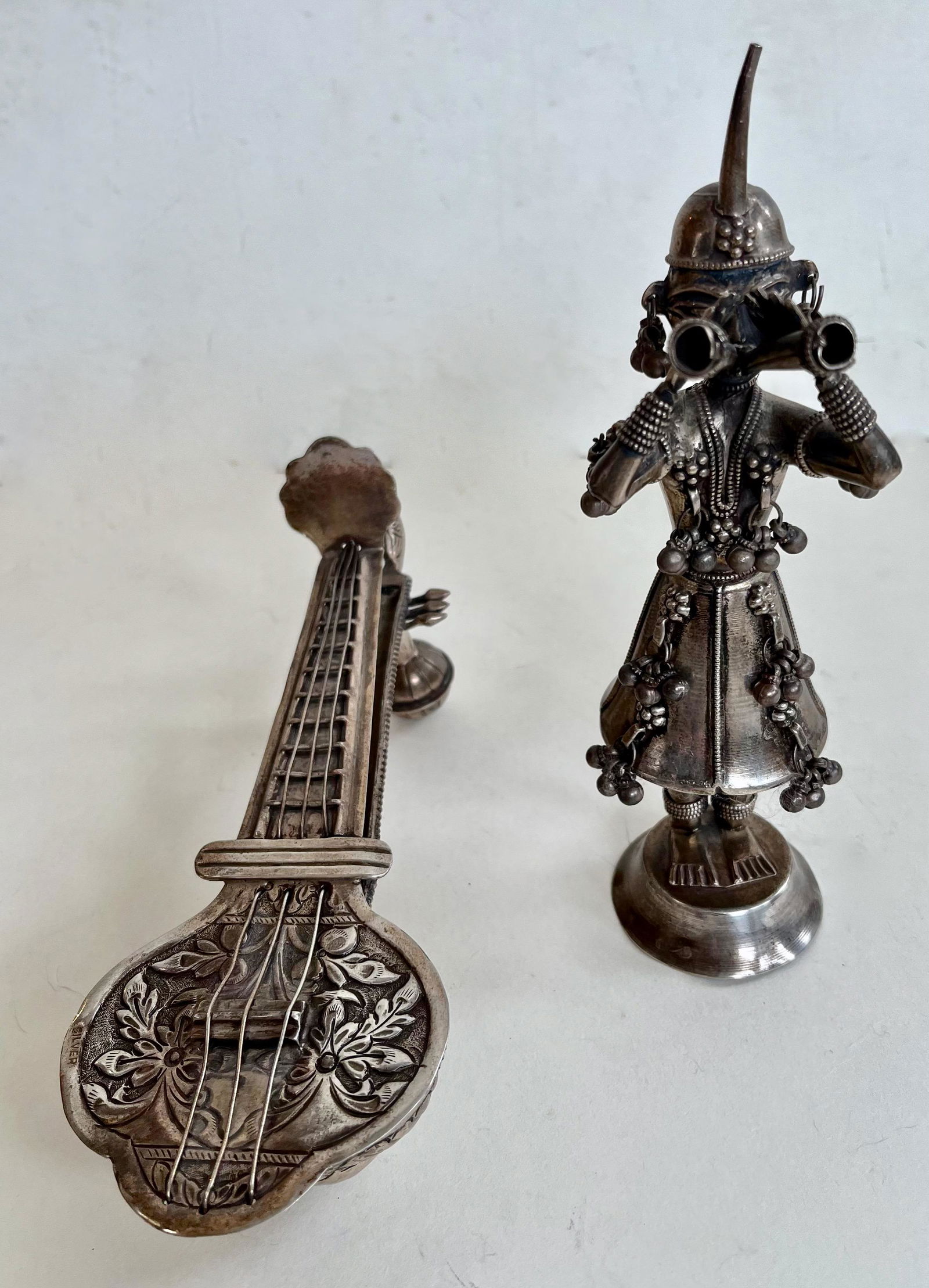 Vintage Traditional Silver Hindu Parade Musician & Sitar Trinket Box (1 of 8)