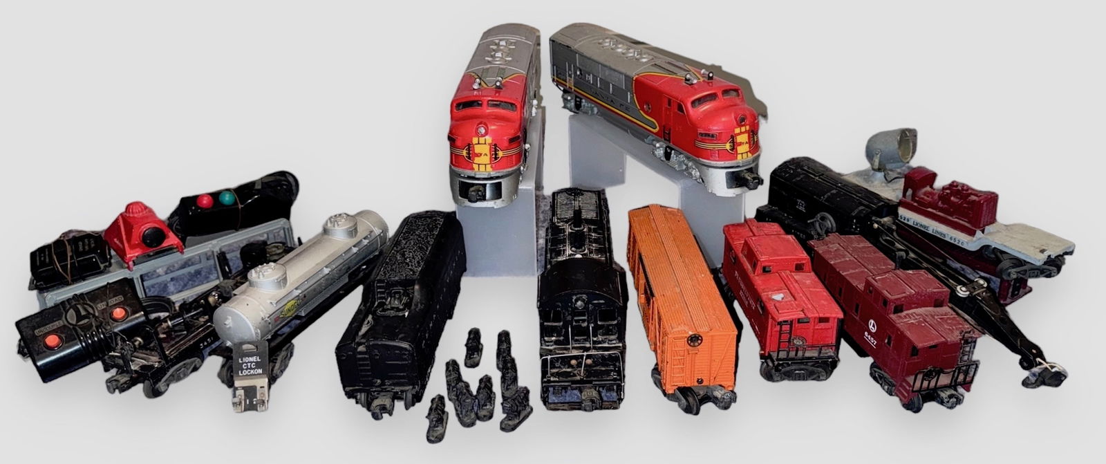 Collection Of Original Postwar Lionel Trains & More (1 of 6)