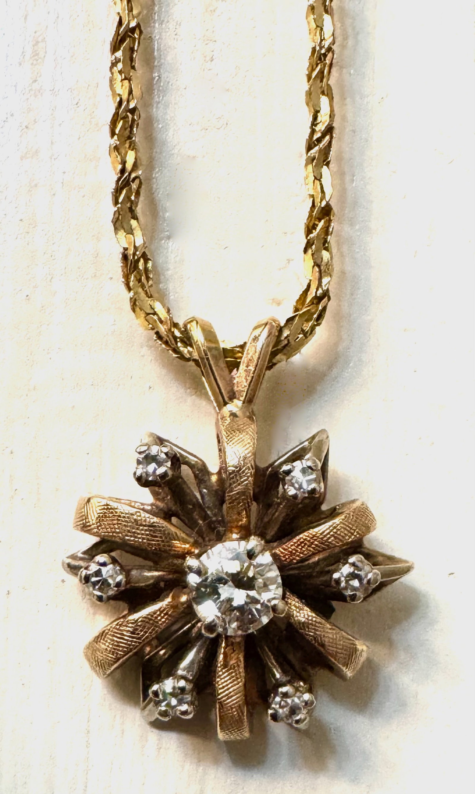 Estate 14k Yellow Gold Diamond Cluster Pendant Necklace: Truly exquisite solid 14k yellow gold cluster pendant necklace. Crafted in 14k gold with a center full-cut diamond stone, and six surrounding single-cut accent diamonds. Weight: Diamond pendant with c