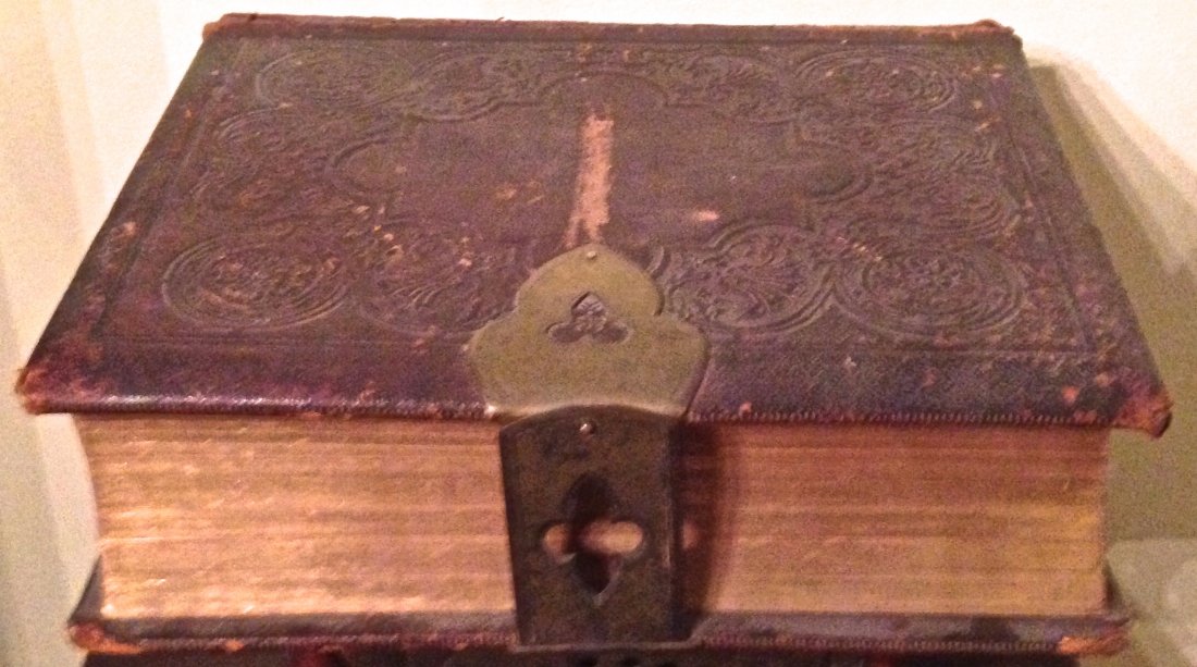 Antiquarian: Large Illustrated Family Bible 1867: Antiquarian: Large Illustrated Family Bible , Philadelphia 1867 Holy Bible, containing the Old and New Testament, 1867 Antiquarian book Published by William W. Harding, Philadelphia, 1867 Hardcover le