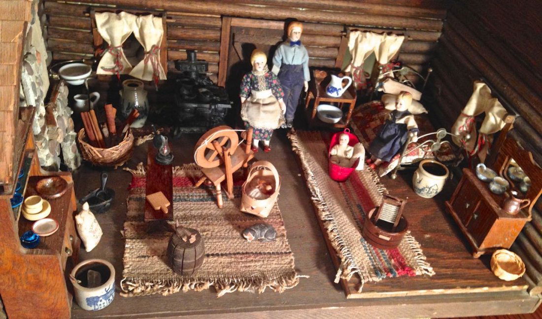 FOLK ART DOLL HOUSE: AMERICAN ARTS & CRAFTS ERA (1 of 5)
