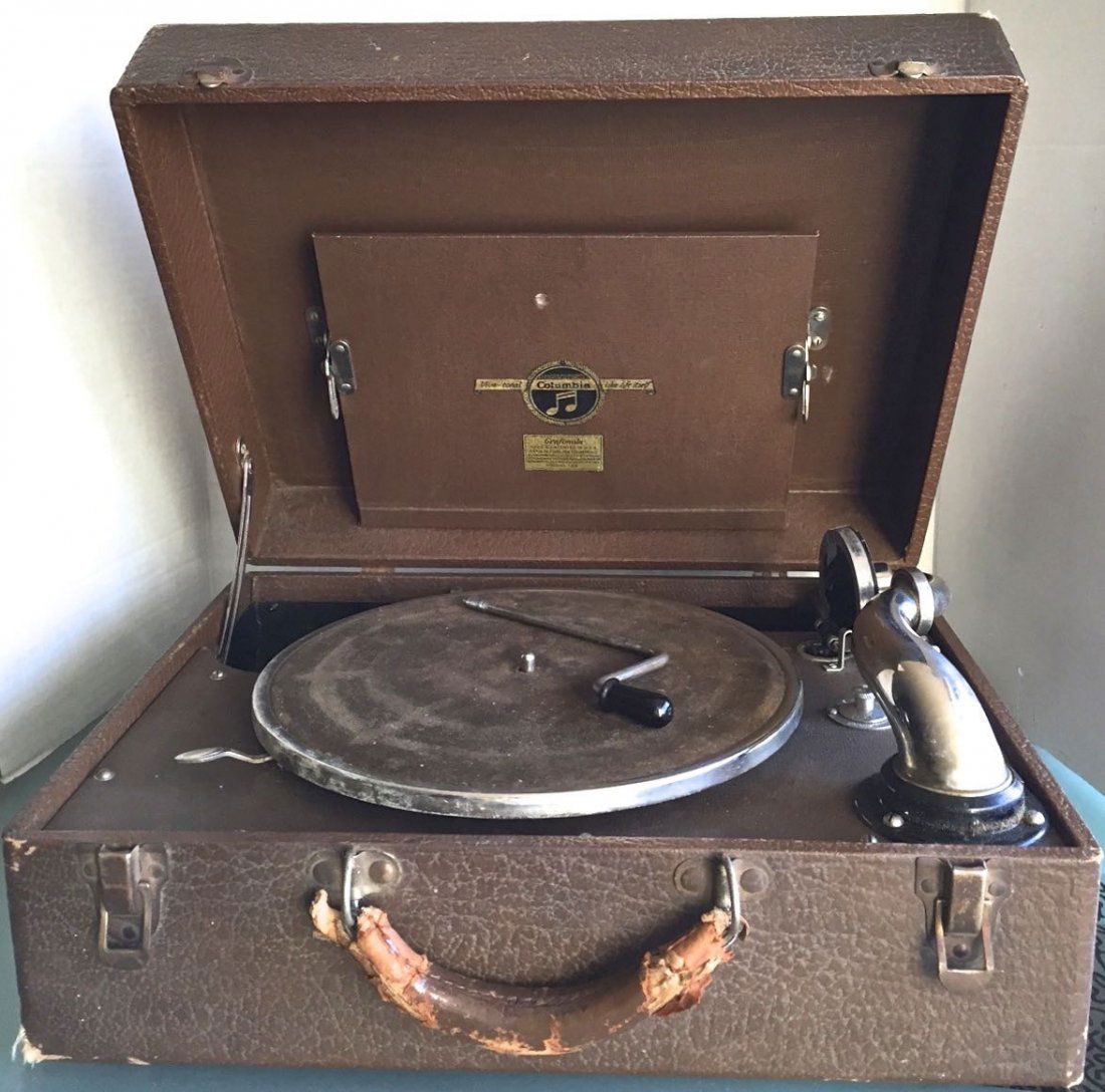 Antique Columbia Grafonola Table-Top Phonograph: Antique Columbia Grafonola Table-Top Phonograph Phonograph record player with hand crank, Columbia model 125. Oak case table-top model. Condition: good, will need some attention Grafonola has been in