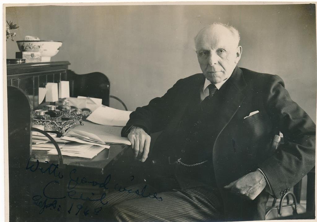 Robert Cecil, 1st Viscount Cecil of Chelwood- (Nobel Prize 1937) Vintage Signed Photograph (1 of 1)