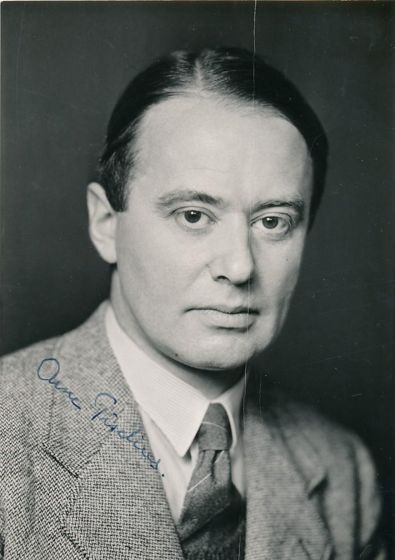 Arne Tiselius-Vintage Signed Photograph (Nobel Prize 1948): Vintage 4.25x6 B&W glossy photograph signed in fountain pen ink by Arne Tiselius. A crease down the center of the photograph, otherwise, in very good condition. (1902-1971) Arne Wilhelm Kaurin Tiseliu