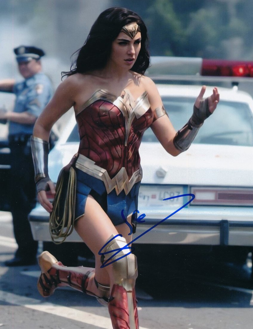 Gal Gadot- Signed Photograph MINT (1 of 1)