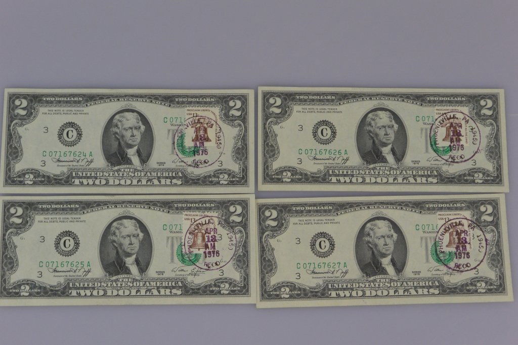 1976 two dollar bills, with first day cover stamp: memorial for 200 years of war of independence. With FDC stamp of that year. Numbers of bills are in a row.