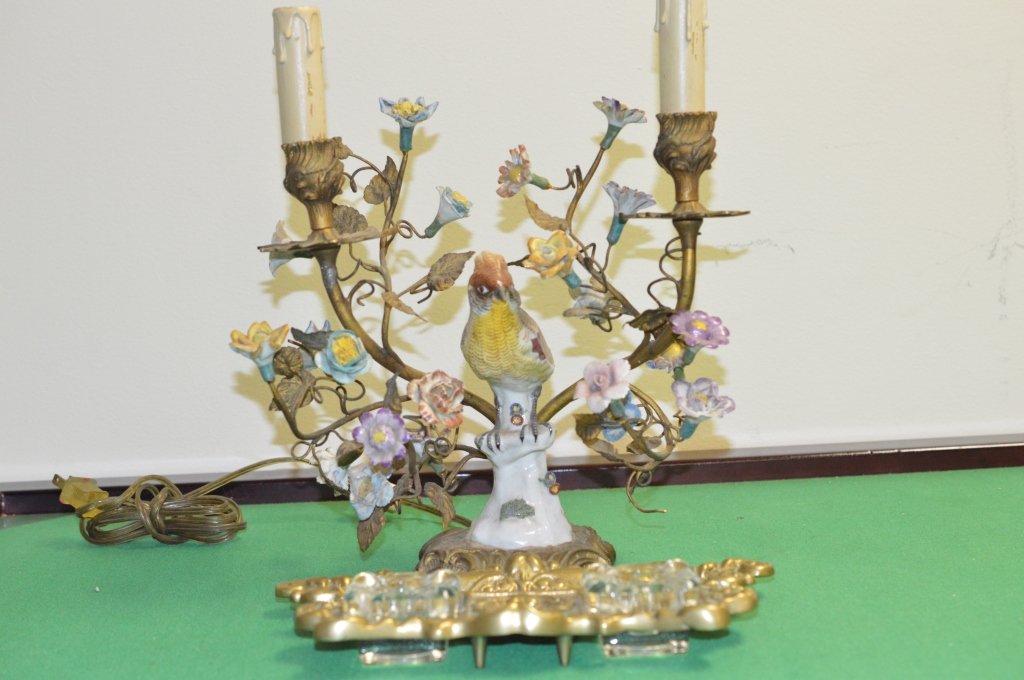 Table lamb painted of flowers and birds: Table lamb painted of flowers and birds. height 26cm 花鳥臺燈