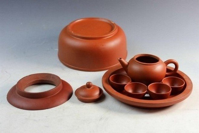 Chinese yixing zisha teapot: Chinese yixing zisha teapot H:4",W:8",D:3.5".