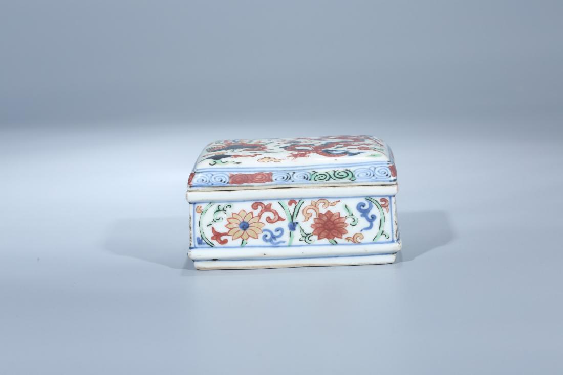 A Chinese Famille Rose Porcelain Box with Cover (1 of 10)