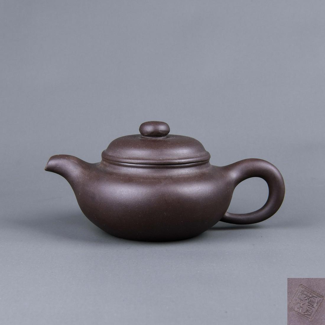 A Chinese Yixing Clay Tea Pot, Gu Jingzhou Mark (1 of 8)