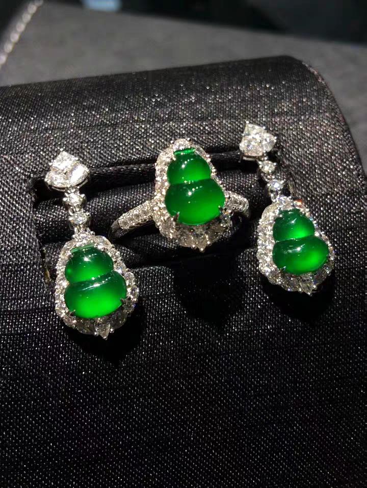 A Set of Chinese Carved Jadeite Ring and Earring (1 of 5)
