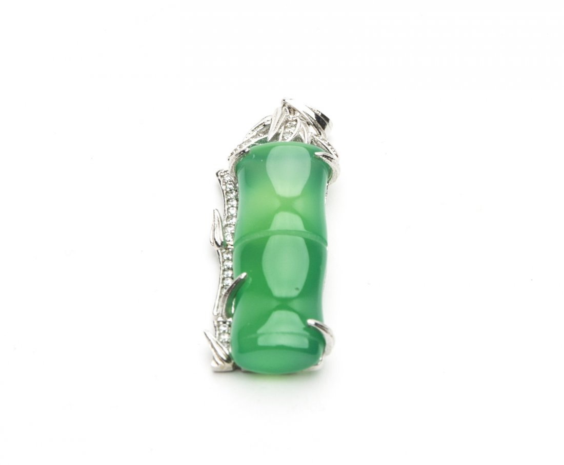 A BAMBOO-SHAPED JADEITE PENDANT (1 of 4)