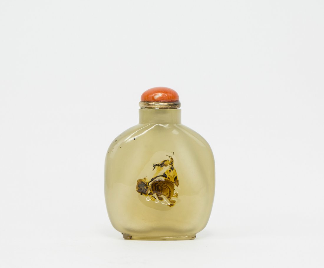 AN AGATE SNUFF BOTTLE (1 of 6)