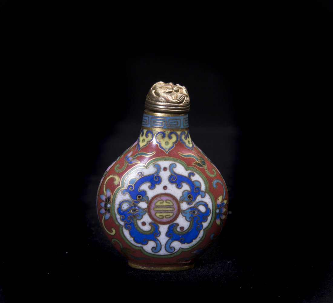 A CLOISONNE-ENAMEL-DECORATED SNUFF BOTTLE (1 of 4)