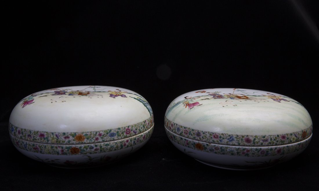 A PAIR OF FAMILLE-ROSE CIRCULAR BOXES AND COVERS (1 of 5)