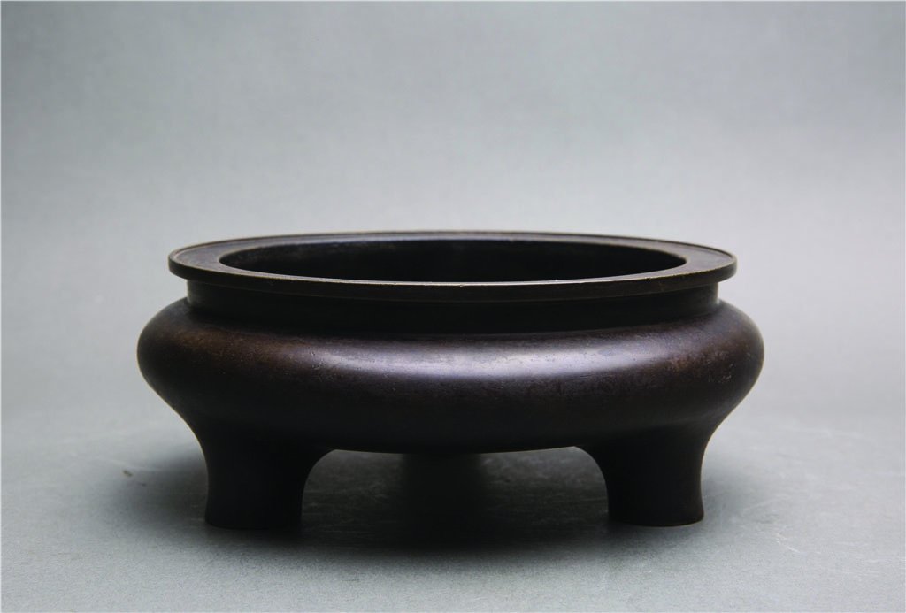 A LI-SHAPED BRONZE CENSER (1 of 5)