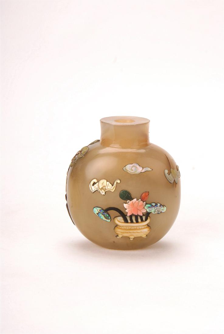 A Chinese Agate Snuff Bottle (1 of 6)