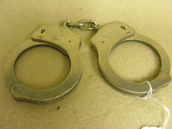 SMITH AND WESSON HANDCUFFS: SMITH AND WESSON HANDCUFFS