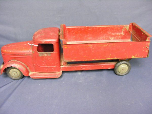 STRUCTO TOYS CONSTRUCTION DUMP TRUCK: STRUCTO TOYS CONSTRUCTION DUMP TRUCK Estate toys. Size: 20''l