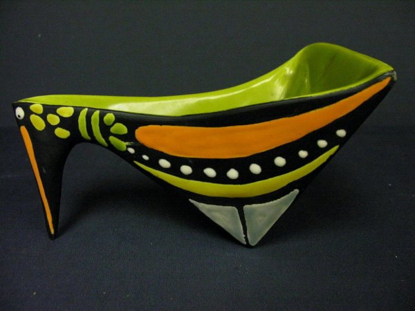 RAYMOR ITALIAN ART DECO POTTERY MID 20TH CENT: RAYMOR ITALIAN ART DECO POTTERY Mid twentieth century art pottery by Raymor. The bottom is marked Raymor R 249 Italy. Size: 9 5/8'' long.
