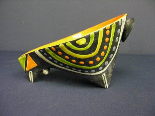 RAYMOR ITALIAN ART DECO POTTERY: RAYMOR ITALIAN ART DECO POTTERY This piece of pottery is marked R 250 Italy on the bottom. Size: 8 5/8'' wide by 5 3/4'' high.