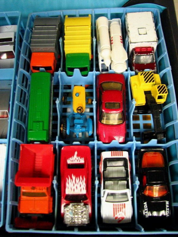1983 MATCHBOX CARRY CASE AND 46 CARS - 3