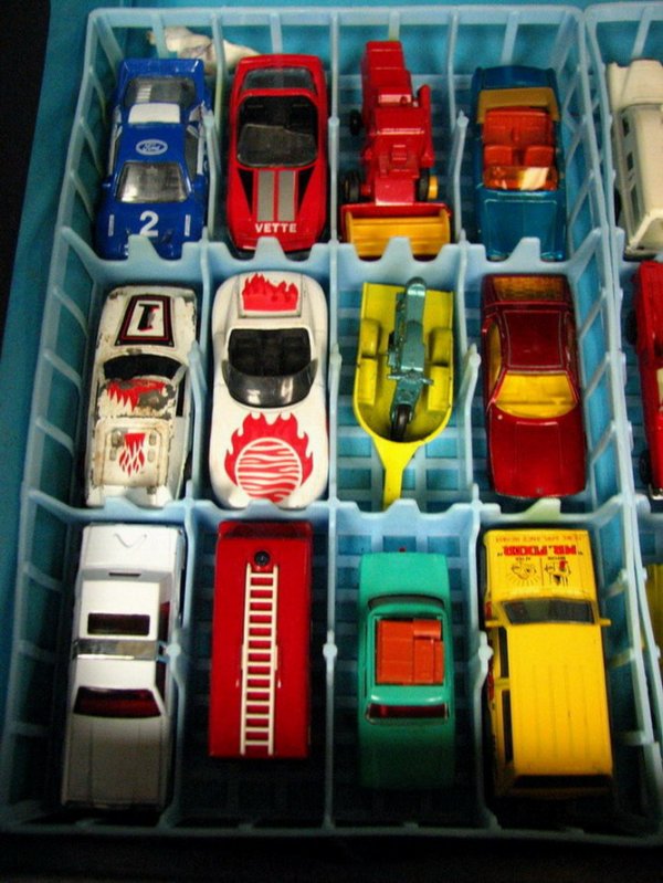 1983 MATCHBOX CARRY CASE AND 46 CARS - 5