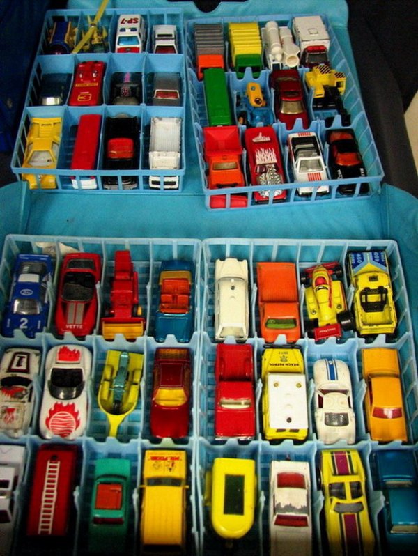 1983 MATCHBOX CARRY CASE AND 46 CARS - 6
