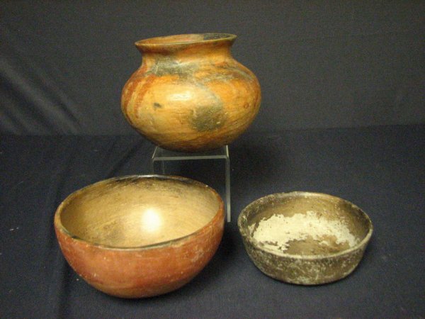 THREE PIECES OF POTTERY NATIVE AMERICAN STYLE