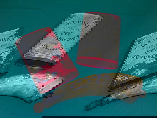 LOT OF TWO (2) DUPONT GUNPOWDER AND POWDERHORN: LOT OF TWO (2) DUPONT GUNPOWDER AND POWDERHORN