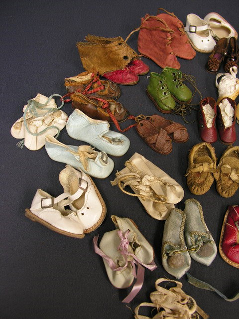 LOT OF 26 PAIR OF DOLL SHOES - 3