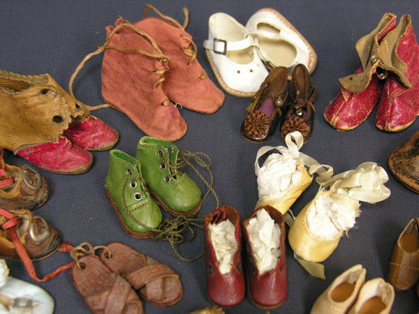 LOT OF 26 PAIR OF DOLL SHOES - 4