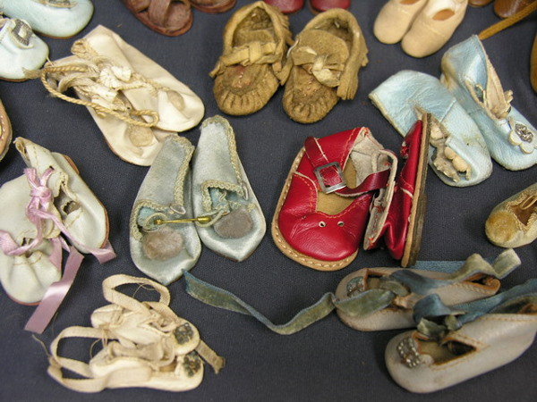LOT OF 26 PAIR OF DOLL SHOES - 5